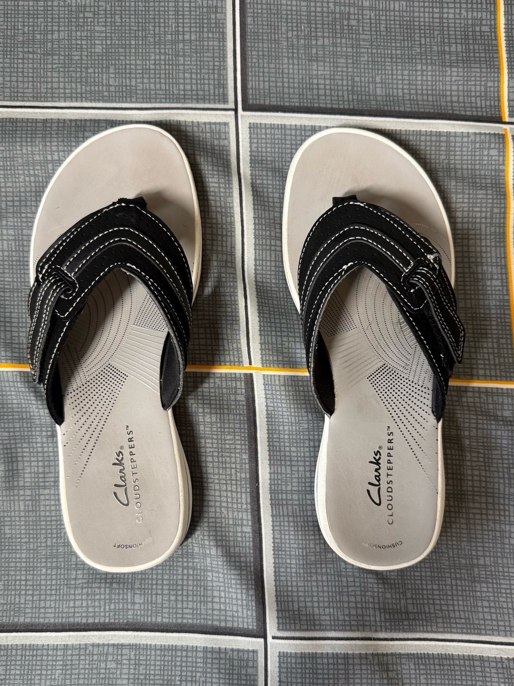 👠Clarks Cloudsteppers Black and Cream Slip-On Sandals Size 6